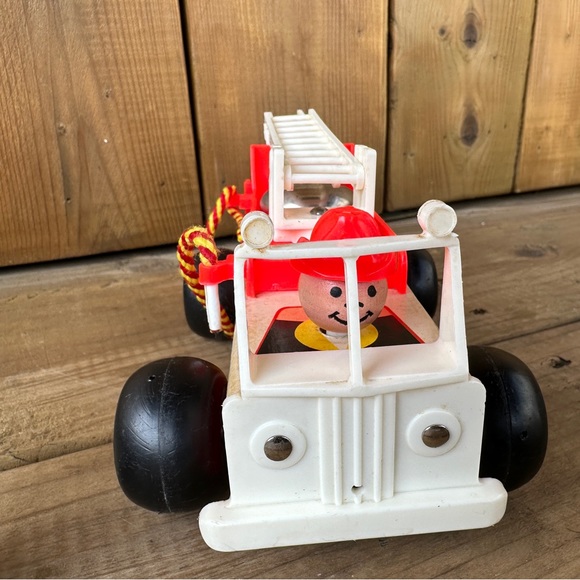 1968 Toy Fire Truck and little people wooden Fireman. - Picture 6 of 10